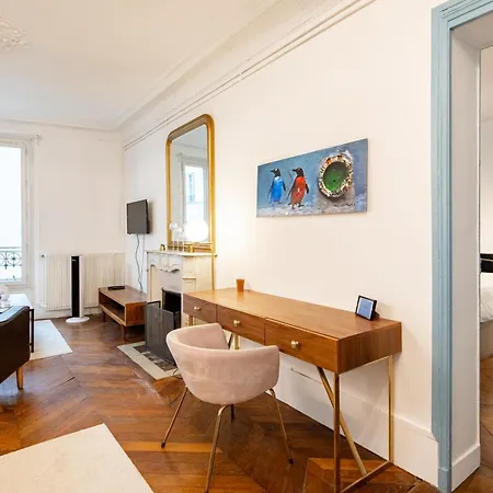 Stylish 2-bedroom Near The Famous Moulin Rouge Appartement Parijs