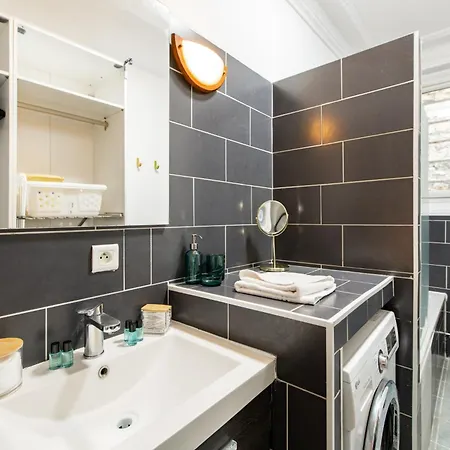 Stylish 2-bedroom Near The Famous Moulin Rouge Apartment *
