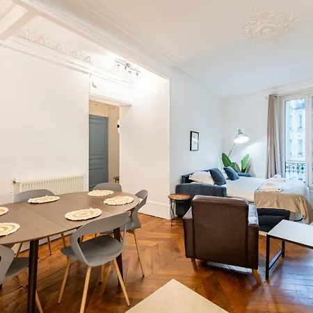 Stylish 2-bedroom Near The Famous Moulin Rouge Apartment