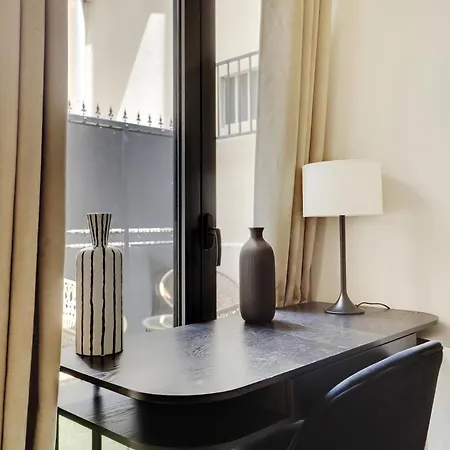 Pick A Flat's In Monrmartre - Rue Lepic