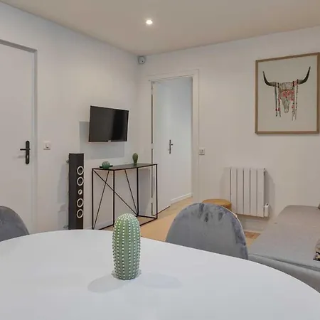 Apartment By Buttes Chaumont Park Parisian Freshness 12 *