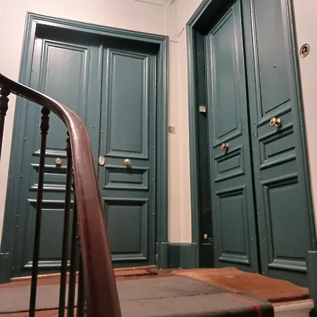 - Montmartre Apartment