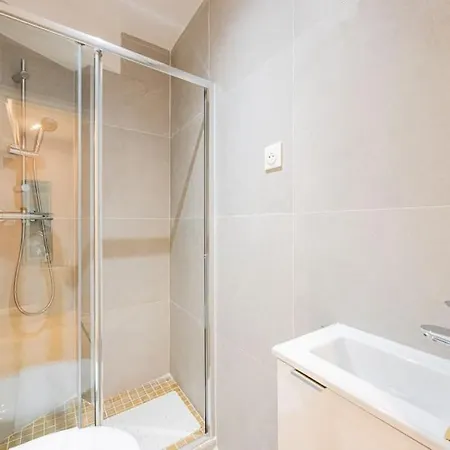 Appartamento Charme Parisien 6 Personnes, 2 Chambres, 19eme Parigi
