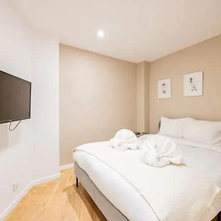 Charme Parisien 6 Personnes, 2 Chambres, 19eme Apartment *