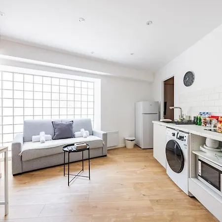 Charme Parisien 6 Personnes, 2 Chambres, 19eme Parigi