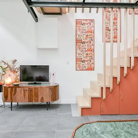 Apartment 2 Bd Chic Loft, Historic Charm & Modern Amenities