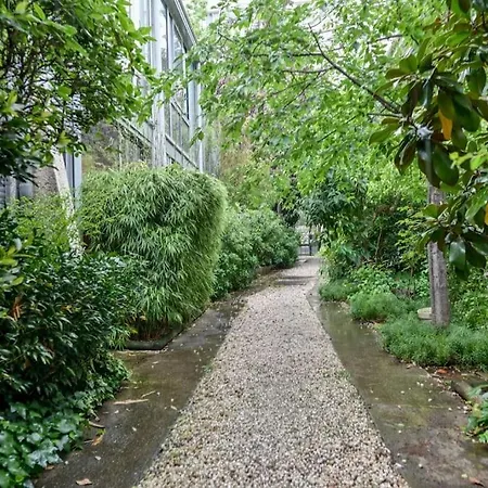 Apartment 2 Bd Chic Loft, Historic Charm & Modern Amenities Paris