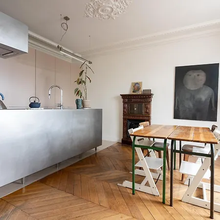 2 Bd Lovely Facing Canal St Martin Sleeps 6 Apartment