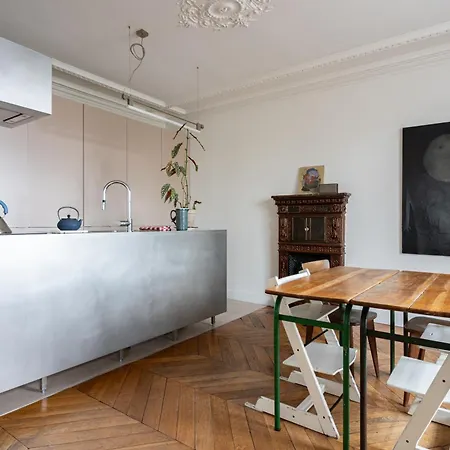 2 Bd Lovely Facing Canal St Martin Sleeps 6 Apartment