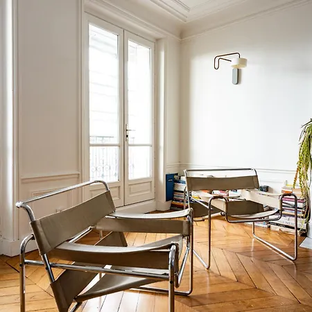 Apartment 2 Bd Lovely Facing Canal St Martin Sleeps 6