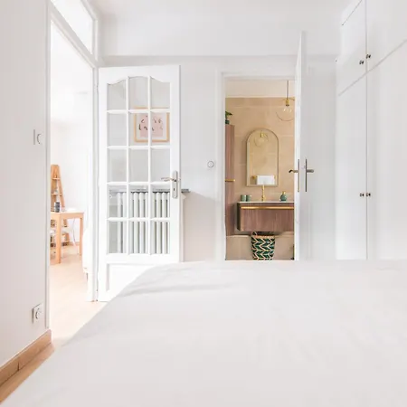 Luxury Art Deco Elegant Escape By Eiffel Tower *