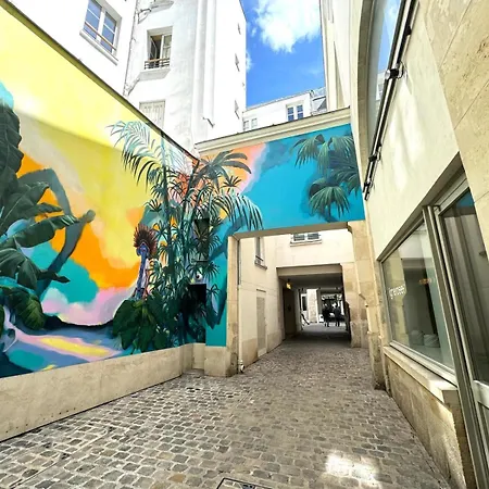 Deux Lumineux Situes Dans Le Quartier Historique De La Rue Du Bac París