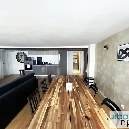 Urban Flat 89 - Charming 3 Bedroom Flat In Apartment *