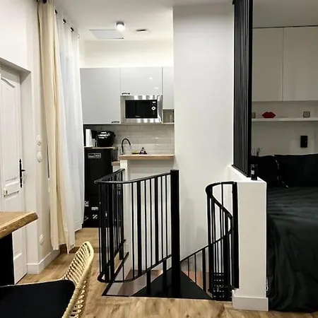 Cosy Near Eiffel Tower Apartment