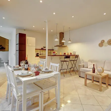 404 Charlotte - Superbe A Apartment *