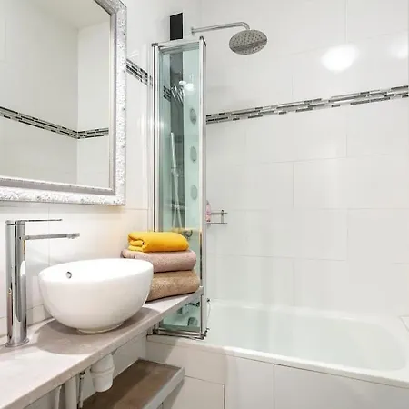 Super Flat Arc Of Triumph Apartment