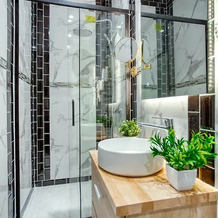 Elegant Triplex In - Ideal For 10 - Aircon