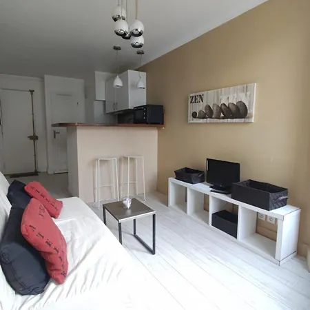 Studio Near Montmartre And Place De Clichy, Bright Sunny 4th Floor Paryż