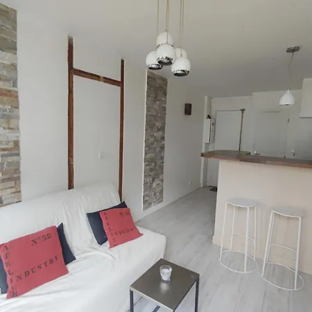 Studio Near Montmartre And Place De Clichy, Bright Sunny 4th Floor