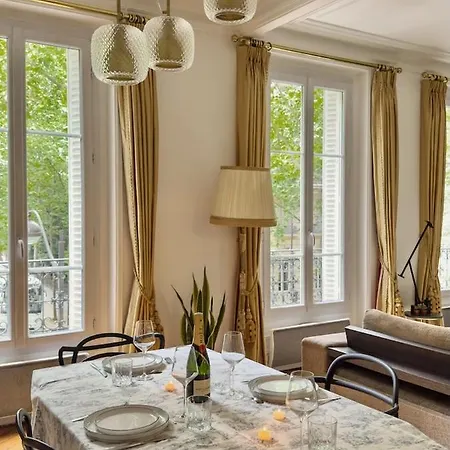 Charming French Style With Eiffel Tower View Prime Location Near Attractions Apartment