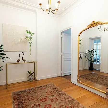 Charming French Style With Eiffel Tower View Prime Location Near Attractions Apartment