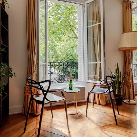 Charming French Style With Eiffel Tower View Prime Location Near Attractions Apartment