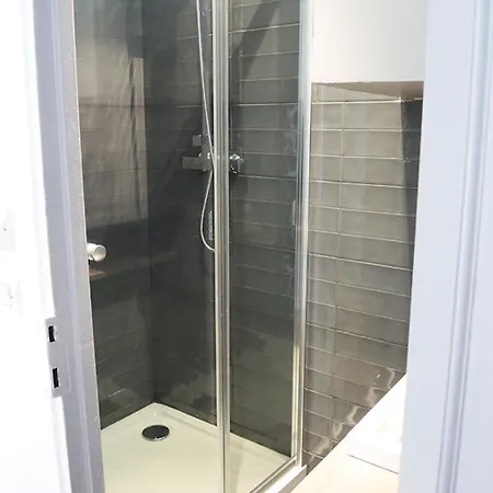 Private With Bathroom In Sunny Flat Homestay