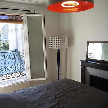 Private With Bathroom In Sunny Flat * Paris
