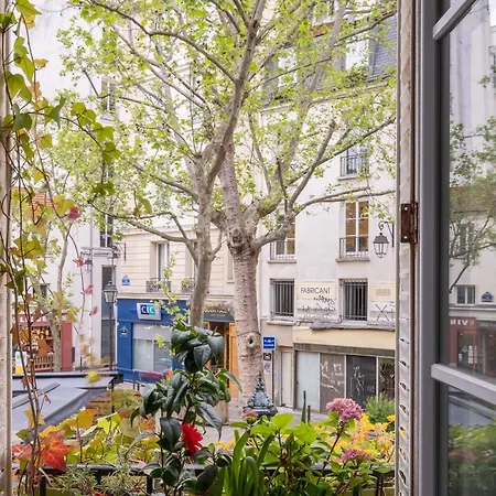 Veeve - Beauty Among The Bustle Apartment Paris