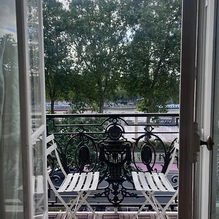 Eiffel Edge Escape 30 M From Eiffel Tower ホームステイ パリ