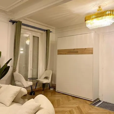 De Luxe Juste A Cote Des Champs-elysees Apartment Paris
