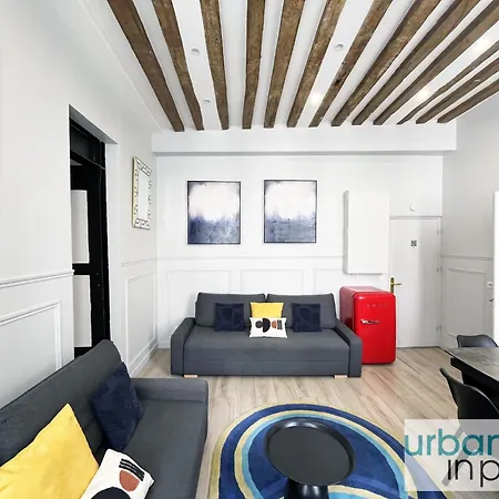 44 - Pretty 2 Bdr Flat In Apartment