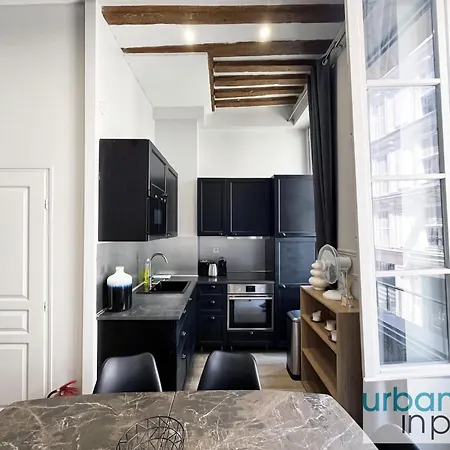 44 - Pretty 2 Bdr Flat In Paris