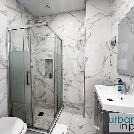 44 - Pretty 2 Bdr Flat In Apartment *