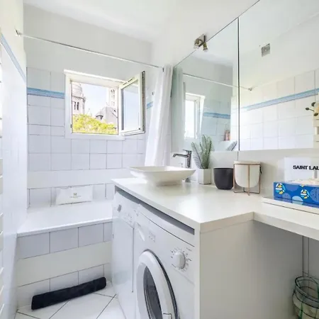 Apartment In Front Of Sacre Coeur - 2 Bedrooms In Last Floor *