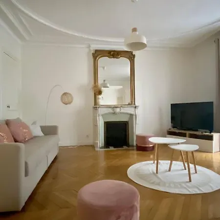 Haussmannien, Pres Arc Triomphe Apartment *