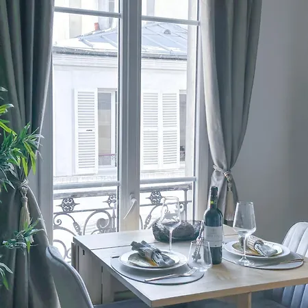 - Buttes Chaumont's Park -entire Flats Paris