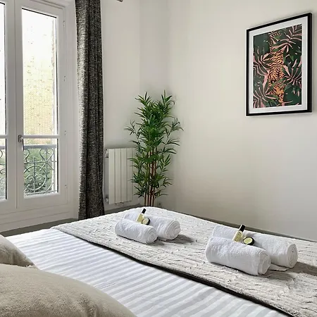Eiffel Tower Stylish Retreat Apartment *