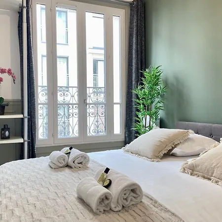 Eiffel Tower Stylish Retreat * Paris