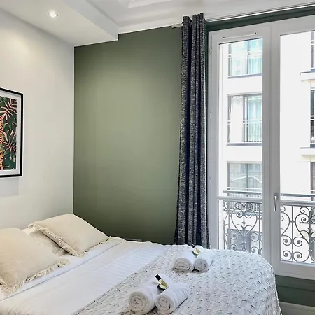 Eiffel Tower Stylish Retreat Paris