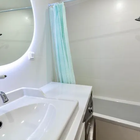 Apartman 16th 2 Bedrooms Near Eiffel Tower Renovated Balcony 2-4 Person *