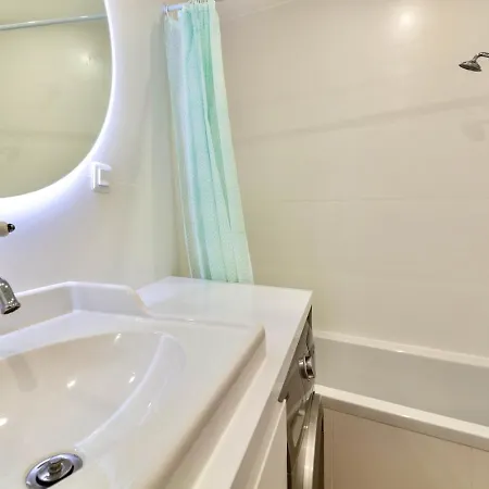Apartman 16th 2 Bedrooms Near Eiffel Tower Renovated Balcony 2-4 Person Párizs