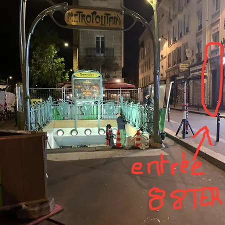 Coeur Vieux Paris. Pied Du Metro.tout Equipe 巴黎