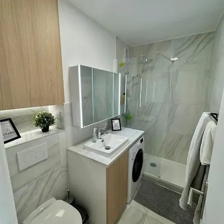 Newly Refurbished Modern *