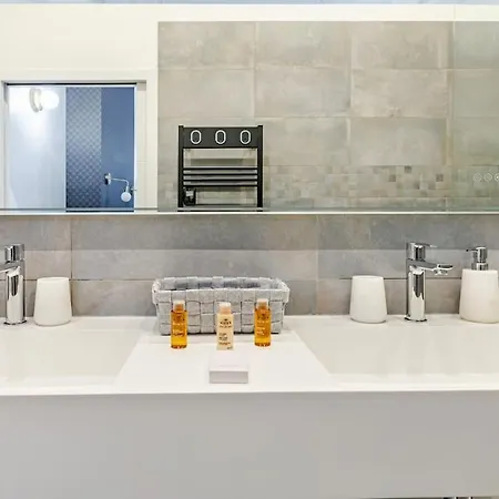 Newly Renovated Near La Madeleine Apartment *