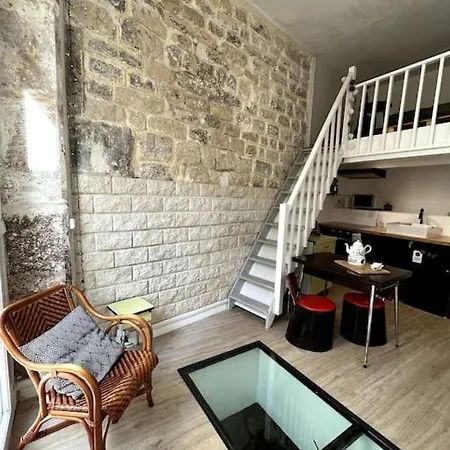 Grand Triplex Calme Avec Cour Privee Apartamento París