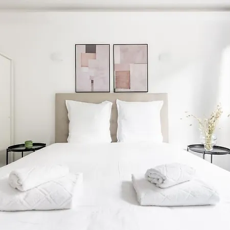 Ensoleille Buttes Chaumont -iv Apartment Paris
