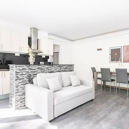 Ensoleille Buttes Chaumont -iv Apartment