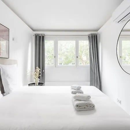 Ensoleille Buttes Chaumont -iv Apartment