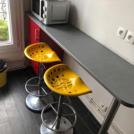 2 Pieces Lumineux Avec Balcon Filant * Paris